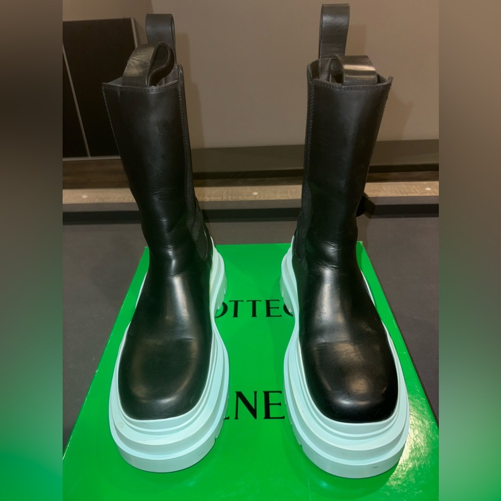 Bottega Veneta
Tire Lug Sole Chelsea Boots
Black Pale Blue, 38 (8)